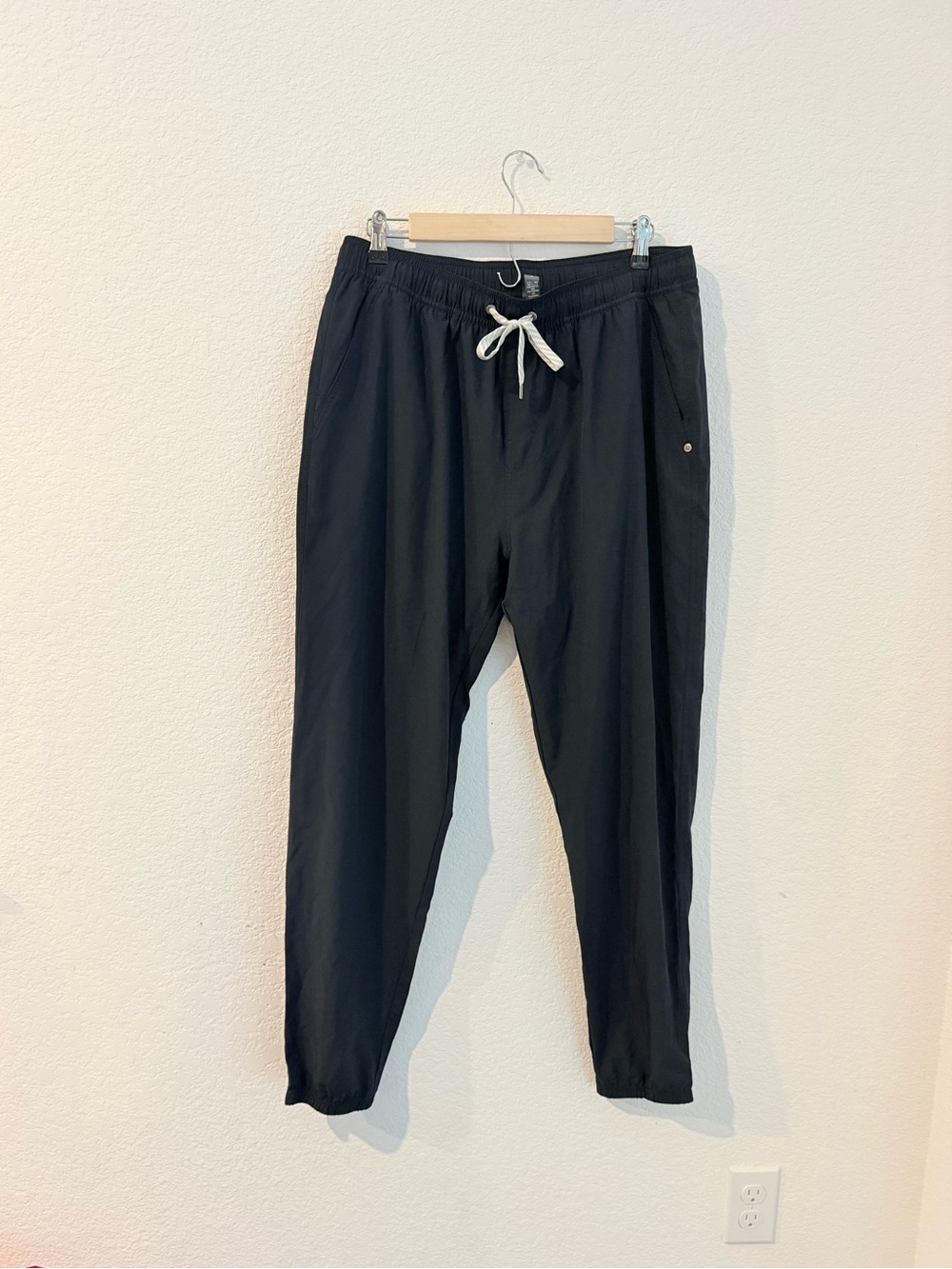 Vuori- Men’s Charcoal Kore Jogger Lined 28”- Large